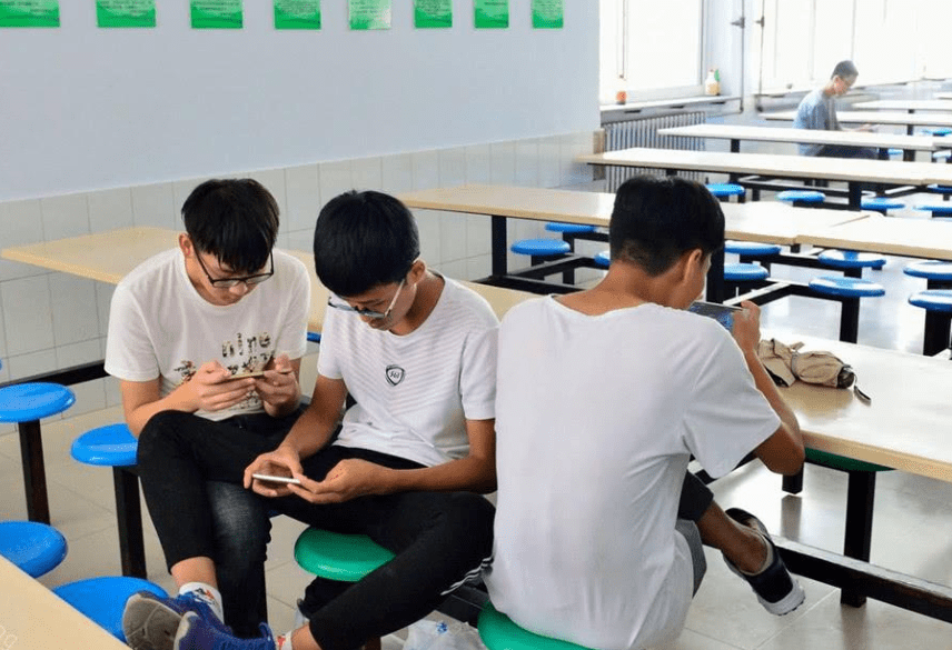 哪部学生手机打游戏好玩_适合学生打游戏手机_学生玩游戏的手机哪款好