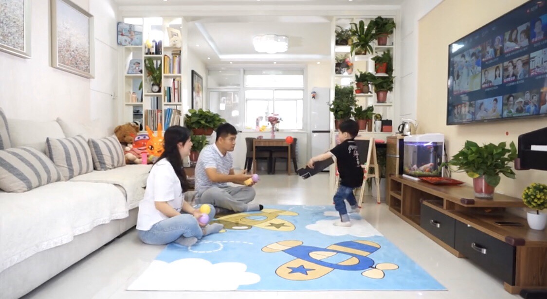 家长陪孩子玩手机_家长陪小孩玩的手机游戏_陪小孩家长玩手机游戏的说说