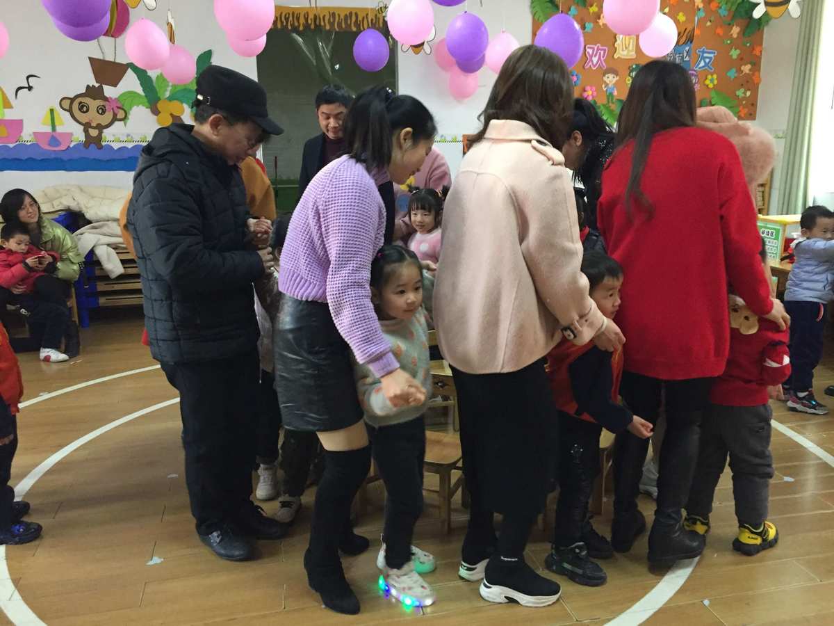 陪小孩家长玩手机游戏的说说_家长陪孩子玩手机_家长陪小孩玩的手机游戏