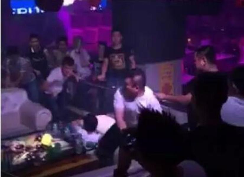 酒吧斗殴游戏手机版怎么玩_酒吧斗殴玩版手机游戏犯法吗_酒吧斗殴任务怎么做