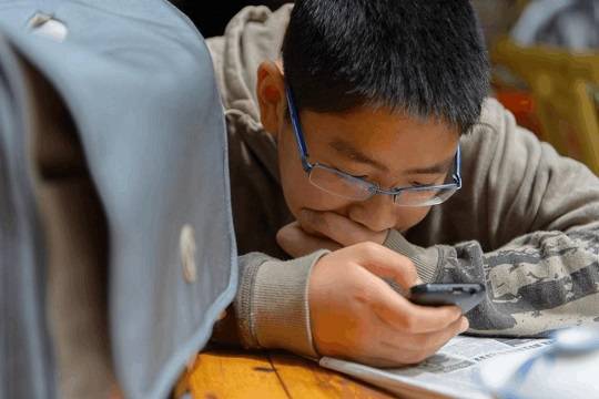 手机游戏孩子沉迷_手机游戏孩子越玩越聪明_将孩子从手机游戏