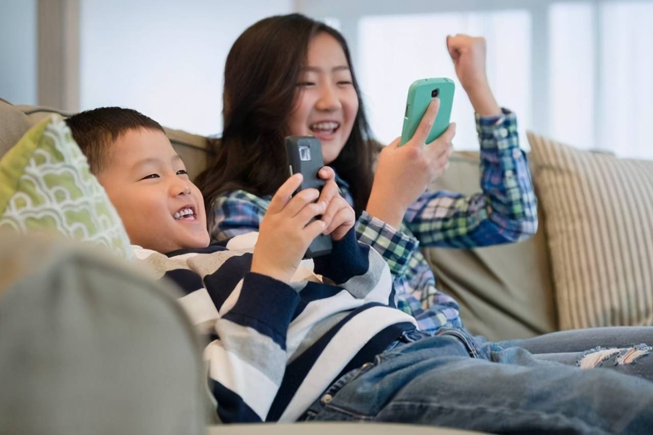 玩手机游戏孩子可以玩什么_孩子玩手机游戏好吗_孩子可以玩手机游戏吗