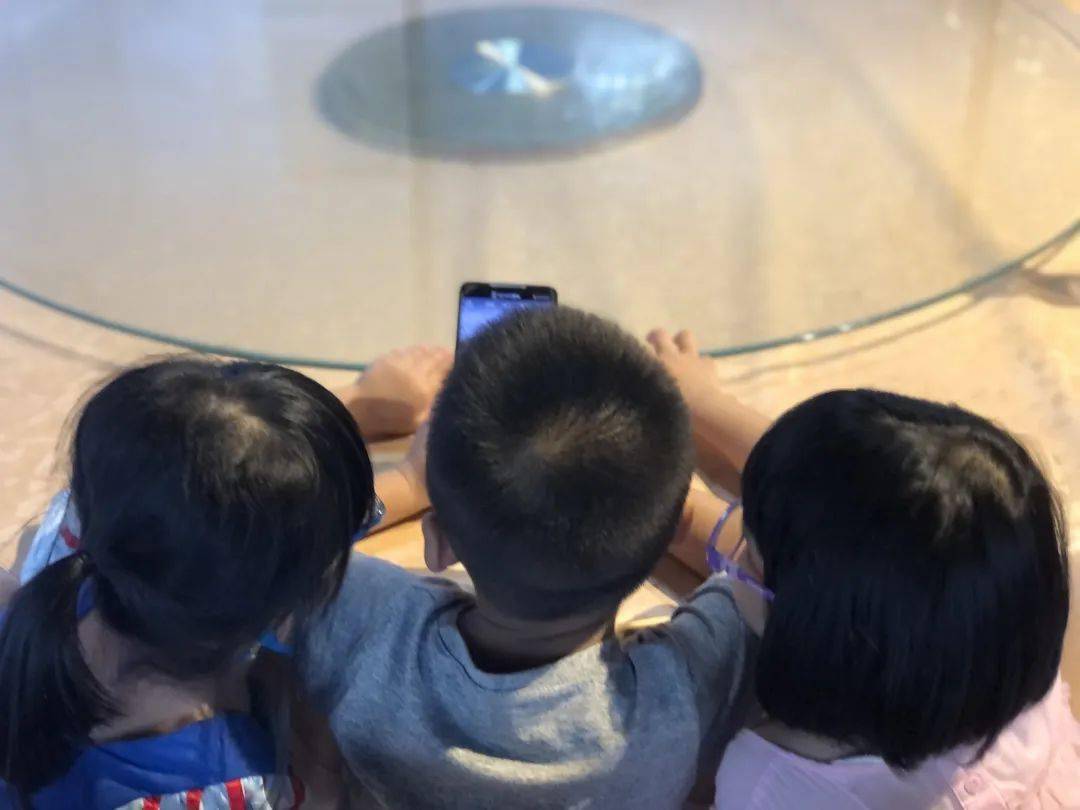 玩手机游戏孩子可以玩什么_孩子可以玩手机游戏吗_孩子玩手机游戏好吗