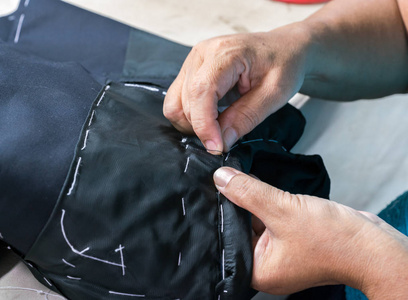 裁剪衣服的游戏软件_能剪衣服的游戏_可以裁衣服的游戏手机