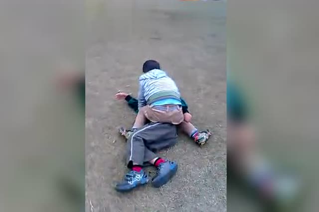 摔男孩打教育手机游戏视频_男孩打游戏摔手机怎么教育_网上曝出男子摔打幼儿视频
