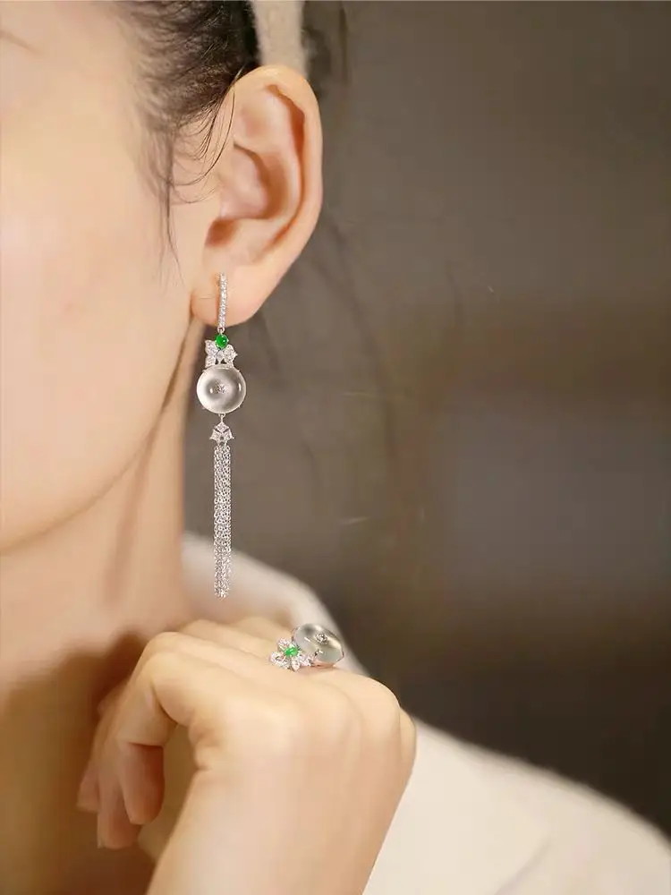 美女拿手机鉴宝游戏_美女拿鉴宝手机游戏叫什么_美女拿鉴宝手机游戏视频