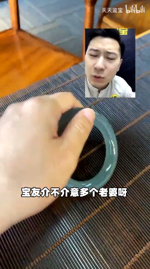 美女拿鉴宝手机游戏视频_美女拿手机鉴宝游戏_美女拿鉴宝手机游戏叫什么