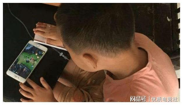 孩子玩手机游戏有好处吗_给孩子玩手机游戏_孩子过早玩手机游戏怎么办