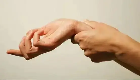 拿手机玩游戏手腕痛怎么办_玩儿手机手腕疼_手腕疼玩手机