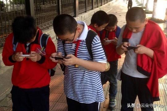 孩子玩手机游戏如何疏导_怎么让孩子沉迷手机玩游戏_沉迷手机游戏的孩子