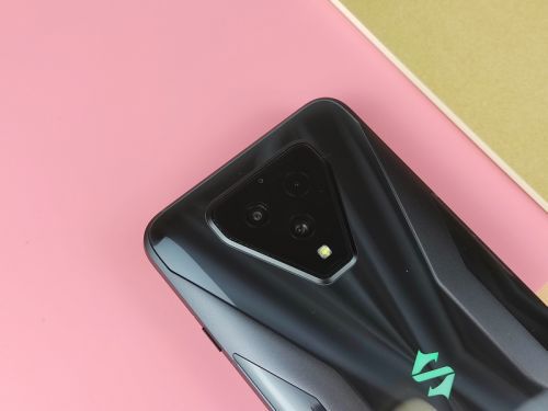 黑鲨游戏手机三代_黑鲨二代手机游戏评测版_下一代黑鲨